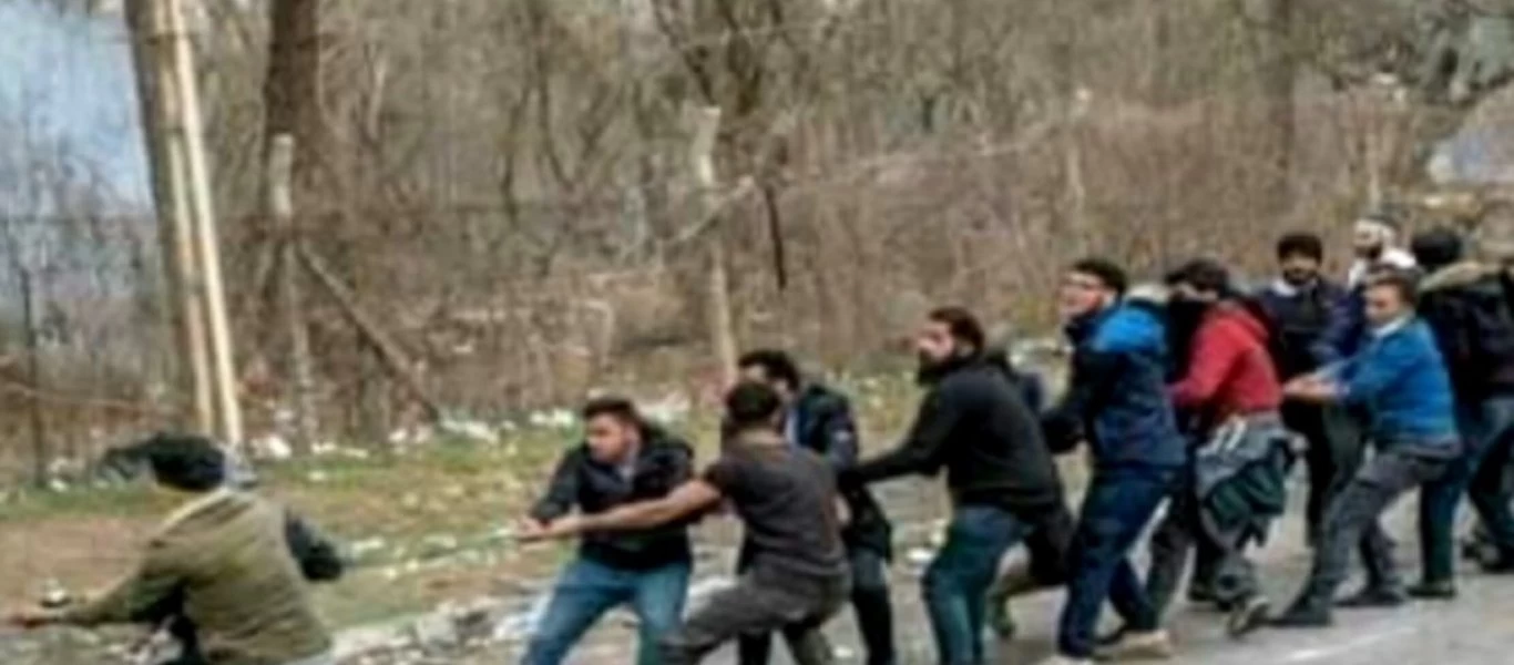 Όσο και αν προσπαθούν... ο φράχτης δεν πέφτει: Αλλοδαποί προσπαθούν με γάντζους να τον ρίξουν! (βίντεο)